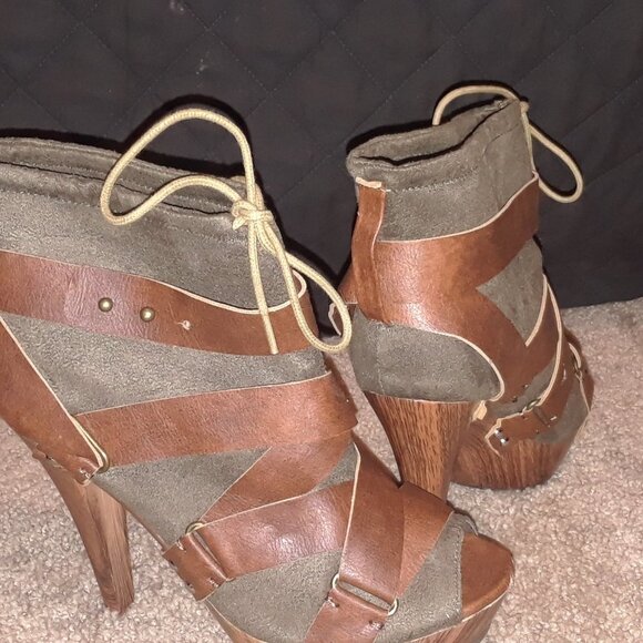 DOLLHOUSE   VIVIANNE CRISS CROSS OPEN TOE  Booties - Picture 3 of 4